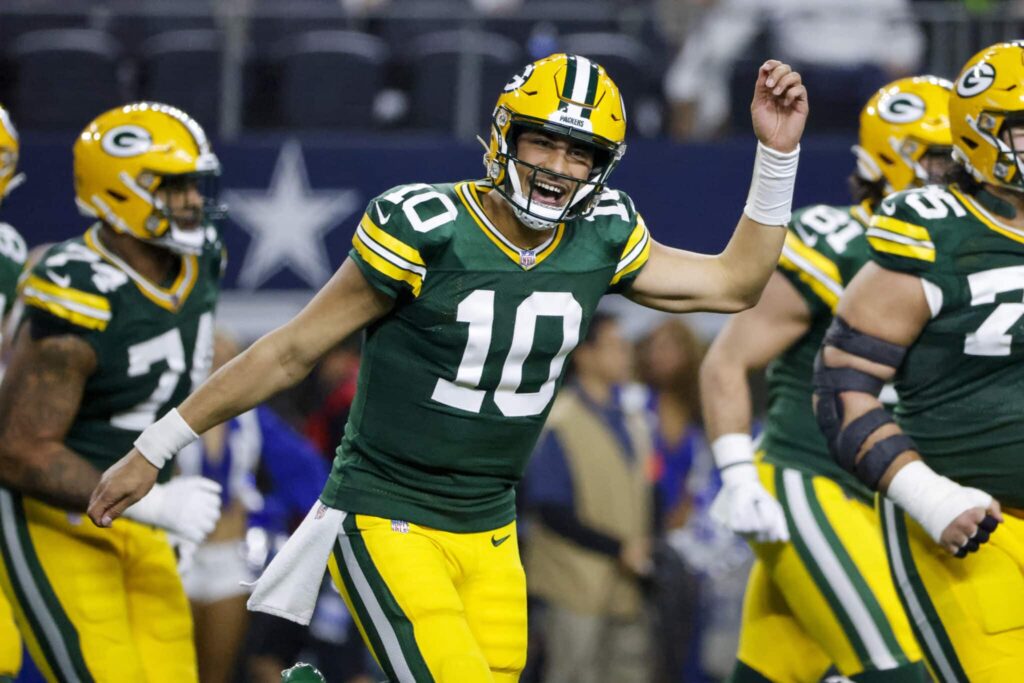 Love comes through as Packers beat Bears 17-9 to clinch a playoff